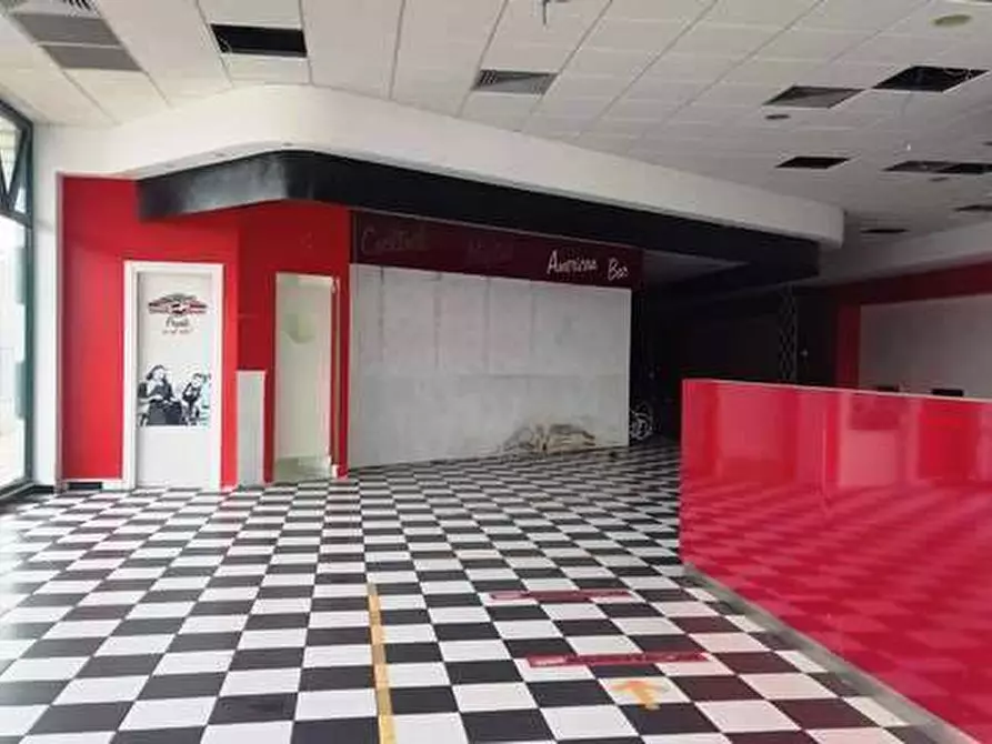 Immagine 2 di Locale commerciale in vendita  in VIA EINAUDI a Civitanova Marche