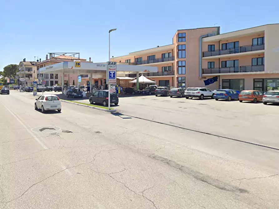 Immagine 1 di Locale commerciale in vendita  in via cavour a Porto Sant'elpidio