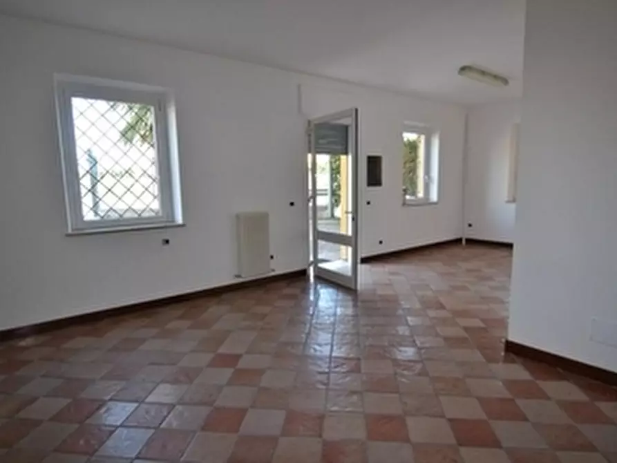 Immagine 9 di Locale commerciale in vendita  a Monteprandone