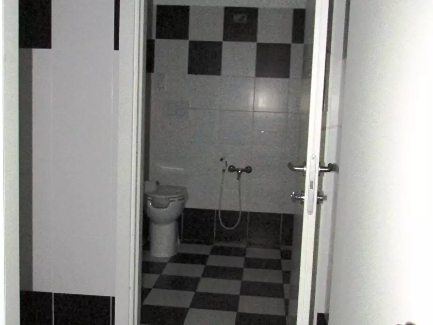 Immagine 11 di Locale commerciale in vendita  in VIA EINAUDI a Civitanova Marche