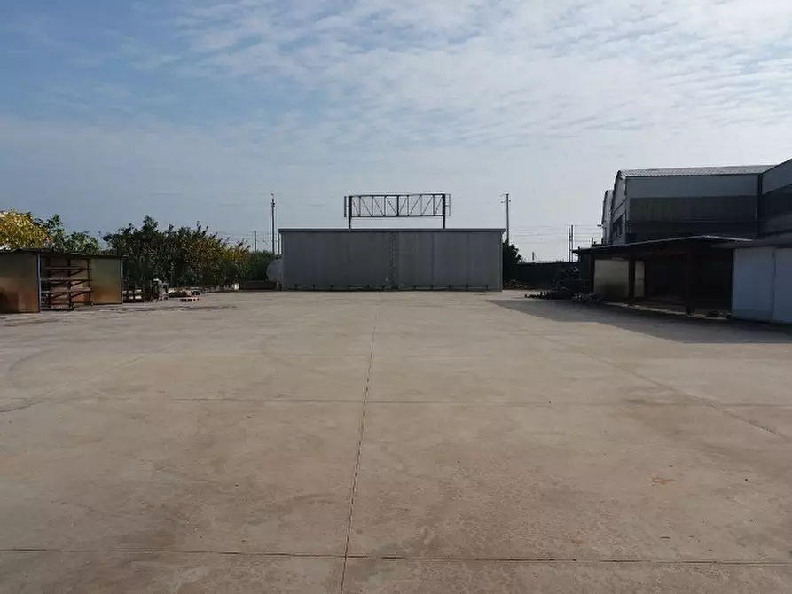 Immagine 4 di Attività artigianale in affitto  in statale 16 a San Benedetto Del Tronto