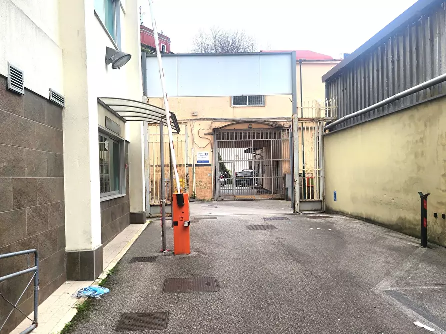 Immagine 48 di Palazzo in affitto  a Napoli