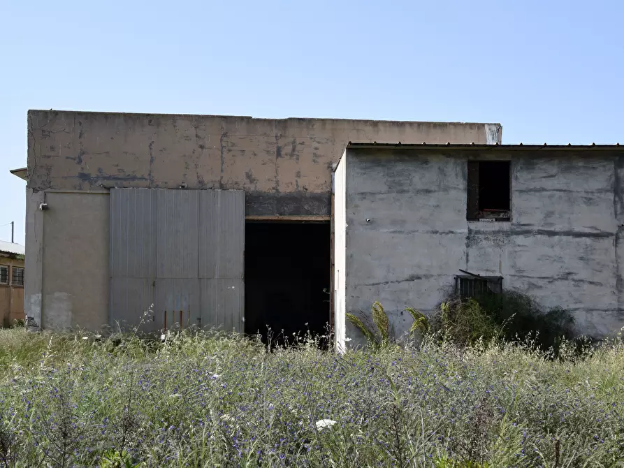 Immagine 30 di Attività artigianale in vendita  a Selargius