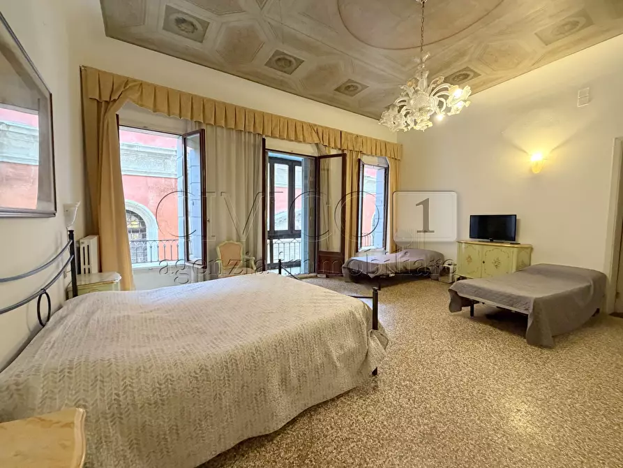 Immagine 14 di Appartamento in vendita  in Campo San Bortolomio 5396 a Venezia