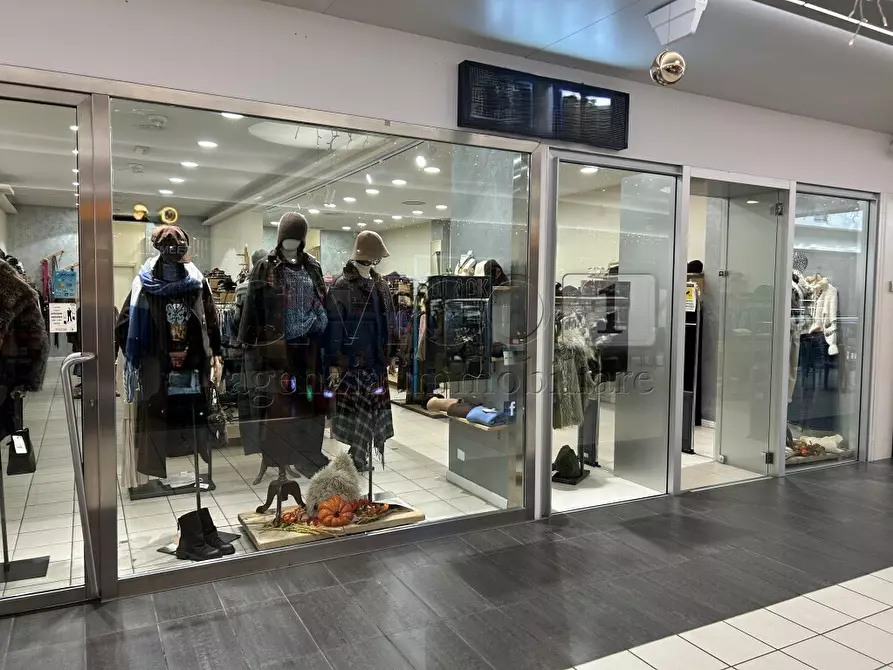 Immagine 3 di Locale commerciale in vendita  in Via Pola 20 a Torri Di Quartesolo