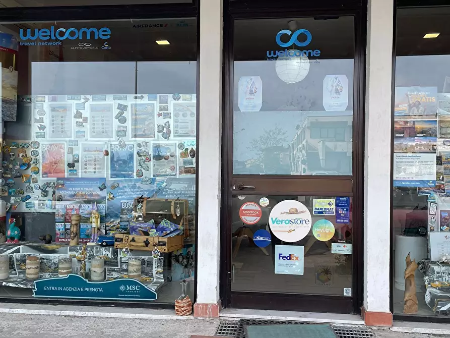 Immagine 9 di Locale commerciale in vendita  in Via della Pace I a Castelnuovo Magra