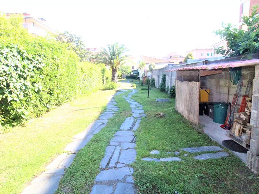 Immagine 17 di Villa in vendita  in Via Venezia 38 a Carrara