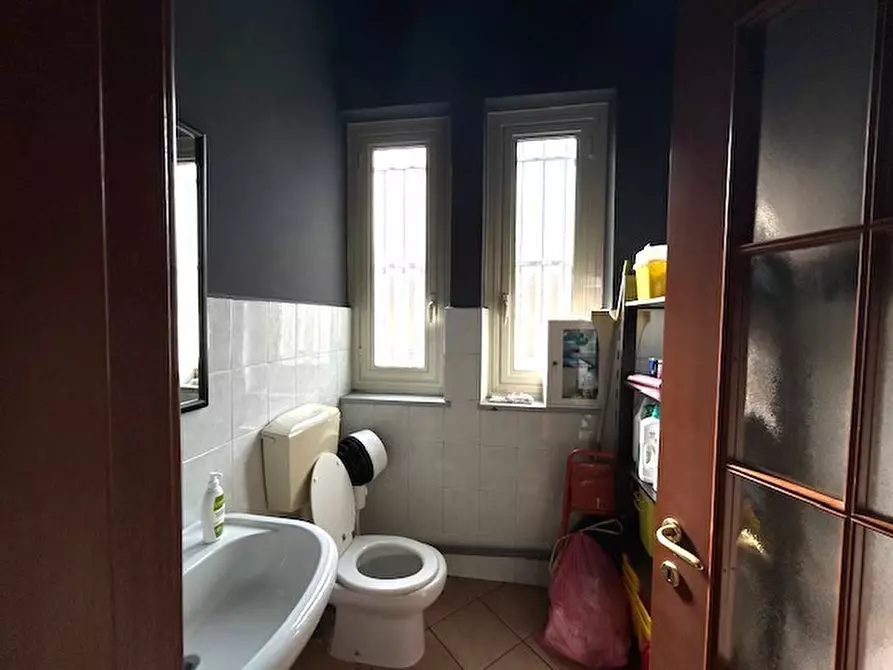 Immagine 11 di Locale commerciale in vendita  in Viale Giovanni XXIII 5 a Beinasco