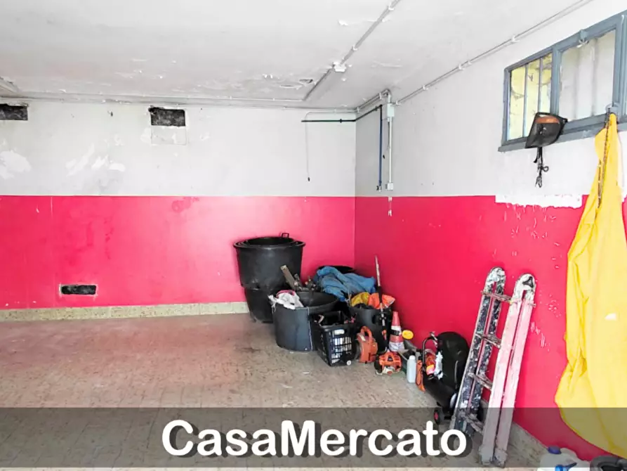 Immagine 9 di Locale commerciale in vendita  in Via Monte Pennolo a Rocca Di Papa