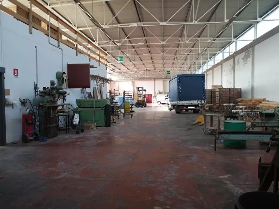 Immagine 2 di Attività artigianale in affitto  in statale 16 a San Benedetto Del Tronto