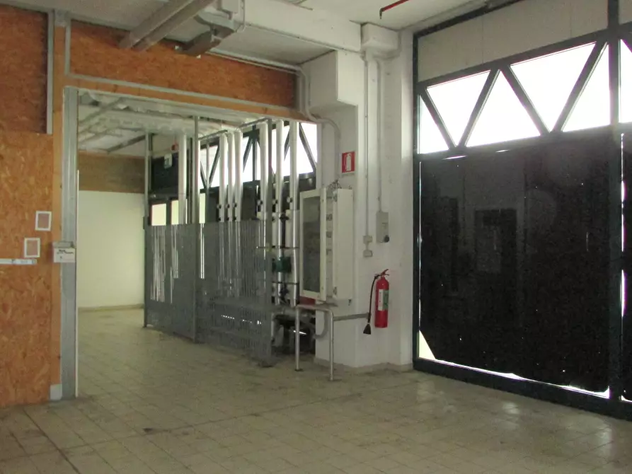 Immagine 13 di Locale commerciale in vendita  in VIA EINAUDI a Civitanova Marche