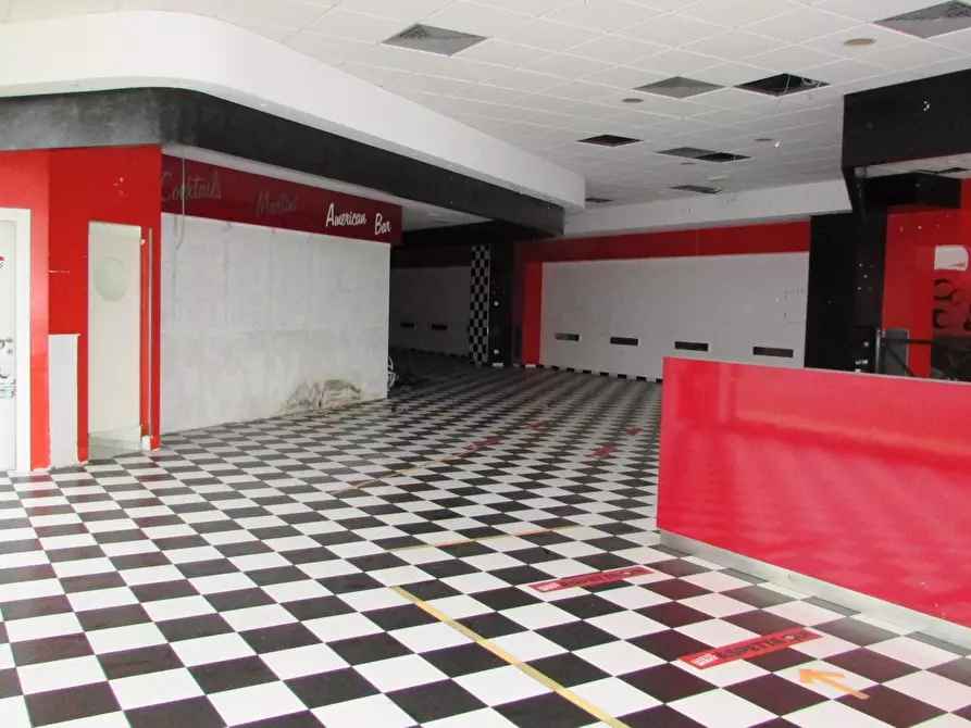 Immagine 3 di Locale commerciale in vendita  in VIA EINAUDI a Civitanova Marche