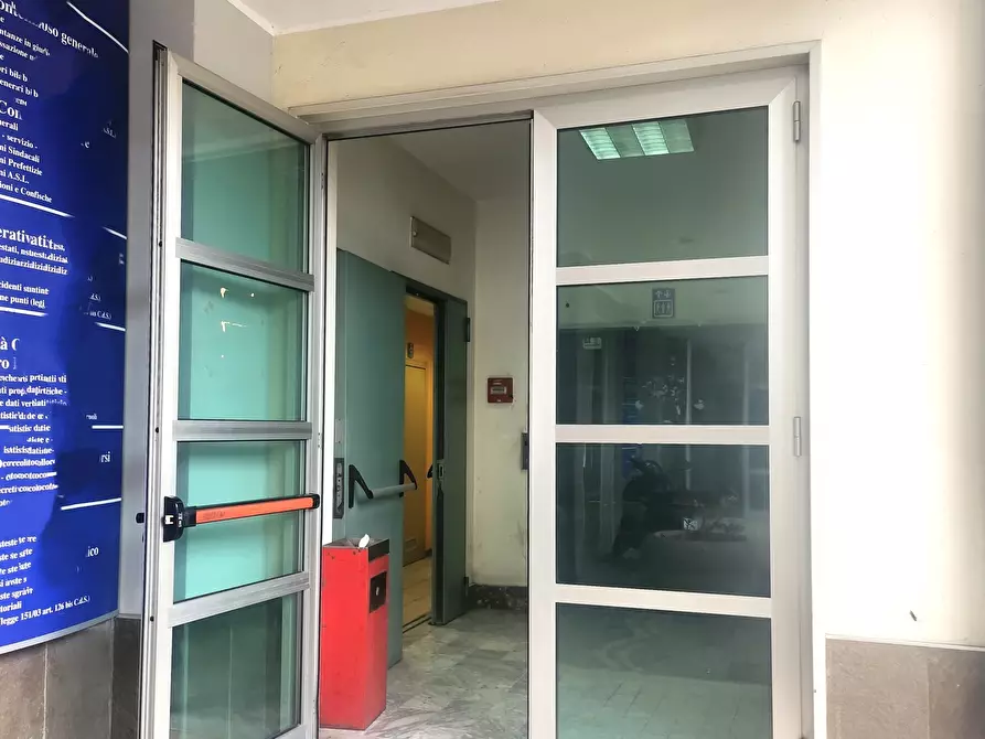 Immagine 47 di Palazzo in affitto  a Napoli