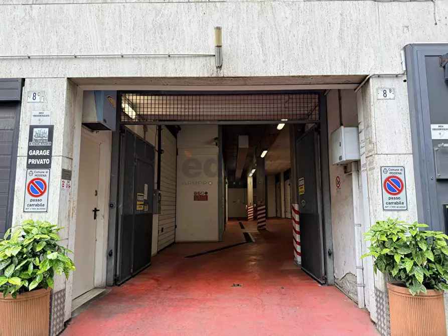 Immagine 9 di Garage in vendita  in Viale A. Tassoni 4 a Modena