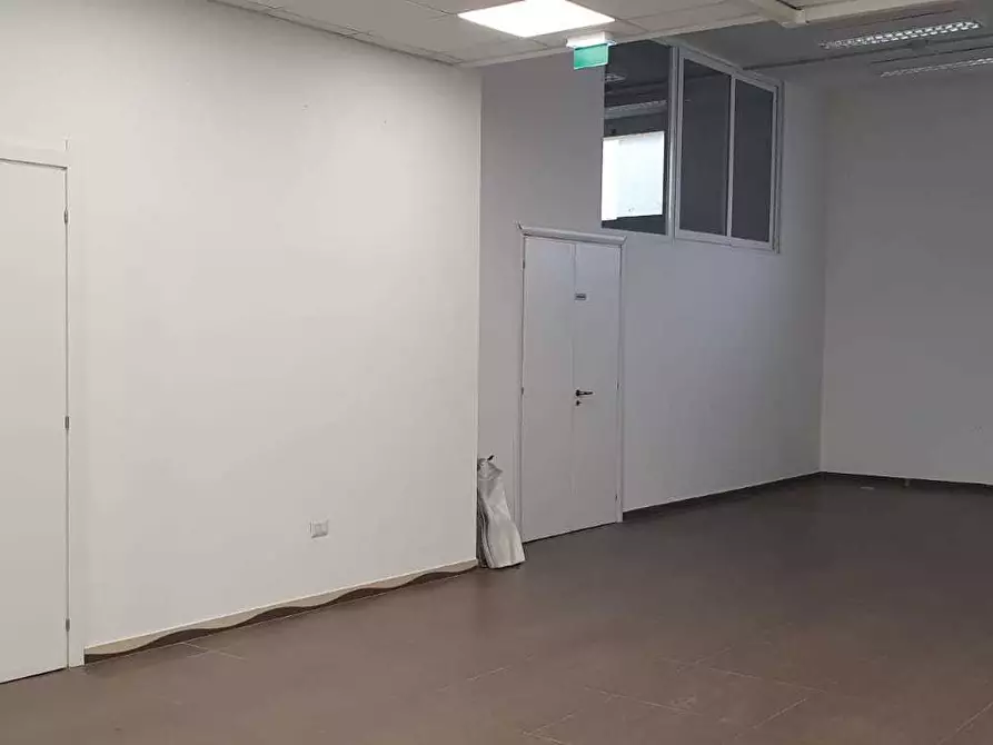 Immagine 13 di Locale commerciale in vendita  a Quartu Sant'elena