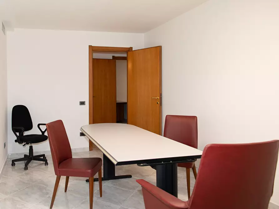 Immagine 18 di Ufficio in vendita  a Cagliari