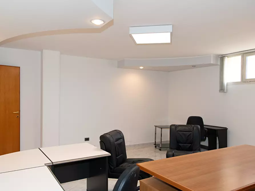 Immagine 11 di Ufficio in vendita  a Cagliari