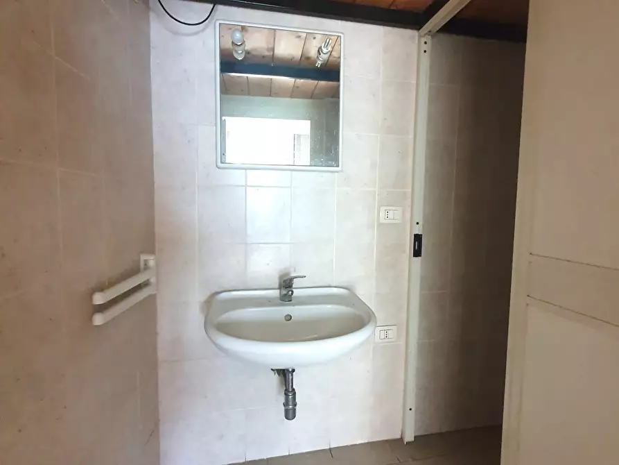 Immagine 18 di Locale commerciale in vendita  a Monserrato