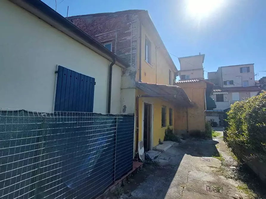Immagine 2 di Terratetto in vendita  in Piazza Gino Menconi 12 a Carrara