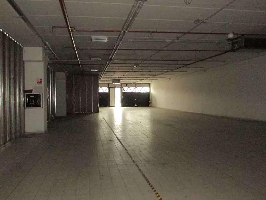 Immagine 20 di Locale commerciale in vendita  in VIA EINAUDI a Civitanova Marche