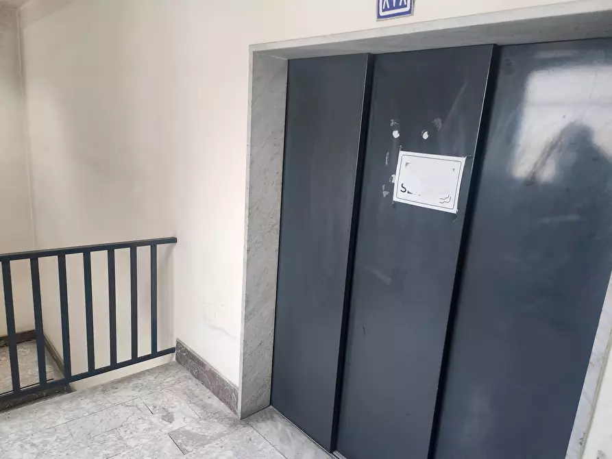 Immagine 38 di Palazzo in affitto  a Napoli