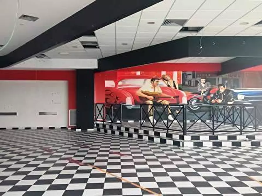 Immagine 3 di Locale commerciale in vendita  in VIA EINAUDI a Civitanova Marche