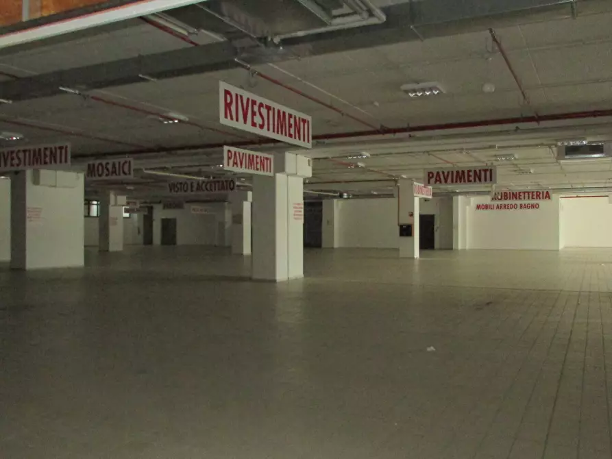 Immagine 13 di Locale commerciale in vendita  in VIA EINAUDI a Civitanova Marche