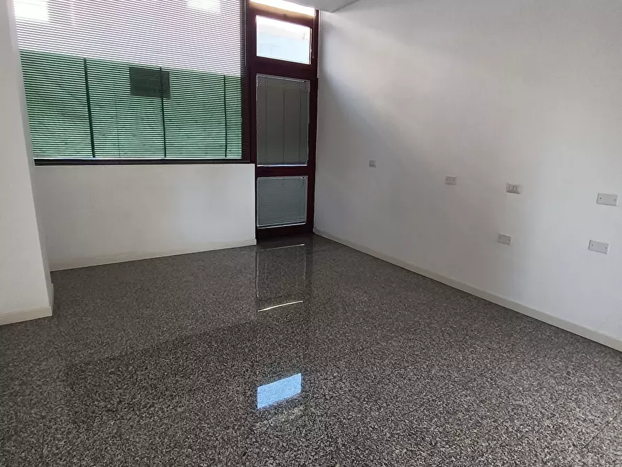 Immagine 6 di Locale commerciale in vendita  a San Benedetto Del Tronto