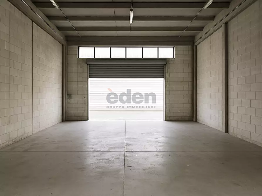 Immagine 1 di Magazzino in vendita  a Modena