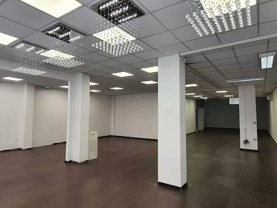 Immagine 9 di Locale commerciale in vendita  a Quartu Sant'elena