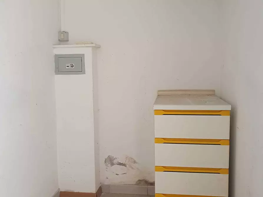 Immagine 16 di Locale commerciale in vendita  a Monserrato