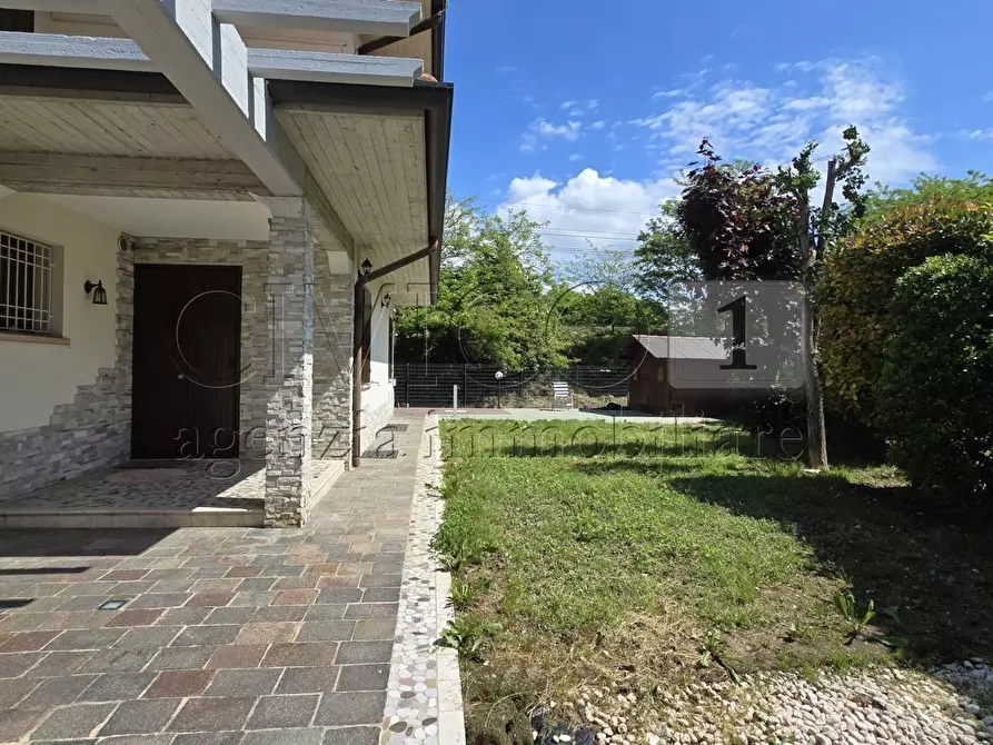 Immagine 3 di Casa bifamiliare in vendita  in via dei Fanti 164 a Torri Di Quartesolo