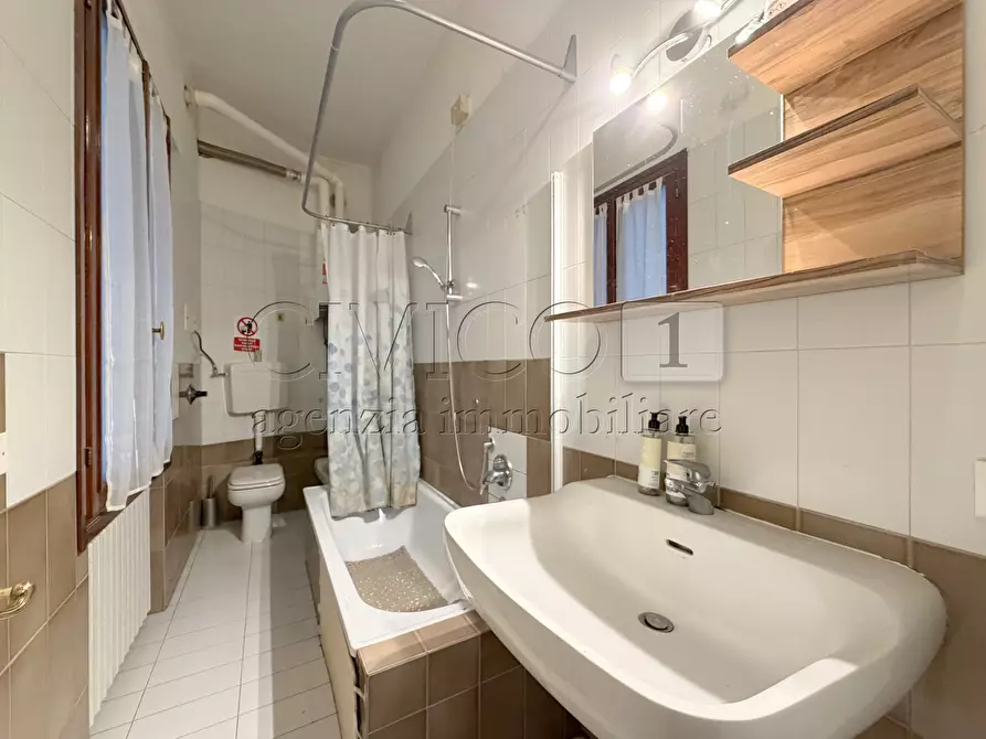 Immagine 18 di Appartamento in vendita  in Campo San Bortolomio 5396 a Venezia