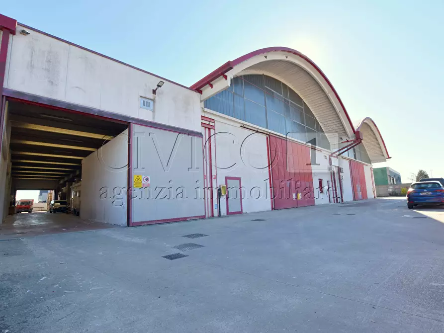 Immagine 3 di Attività artigianale in affitto  in Via Meucci a Rubano