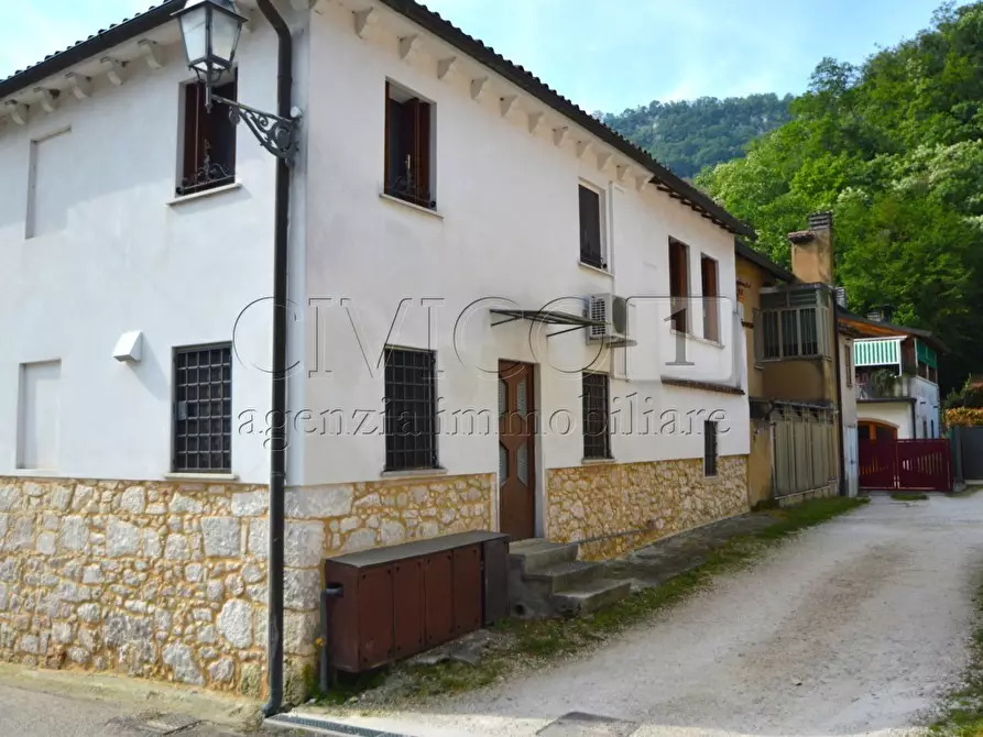 Immagine 1 di Porzione di casa in vendita  in Via Rialto 15 a Longare