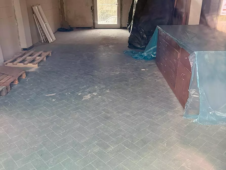 Immagine 2 di Locale commerciale in vendita  in Via Rozzone 1 a Ortonovo