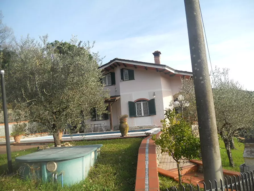 Immagine 3 di Villa in vendita  in Via dei Pini 40 a Castelnuovo Magra