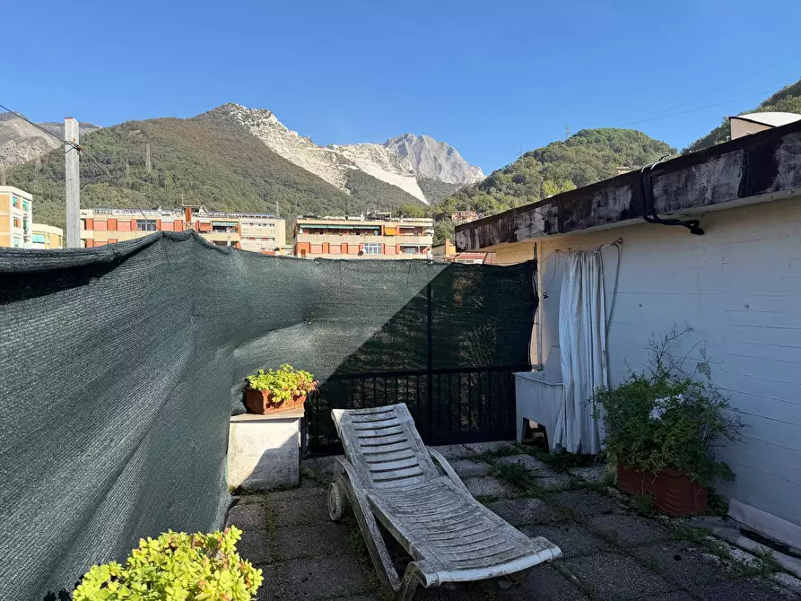 Immagine 2 di Casa trifamiliare in vendita  in Via Roma 1 a Carrara
