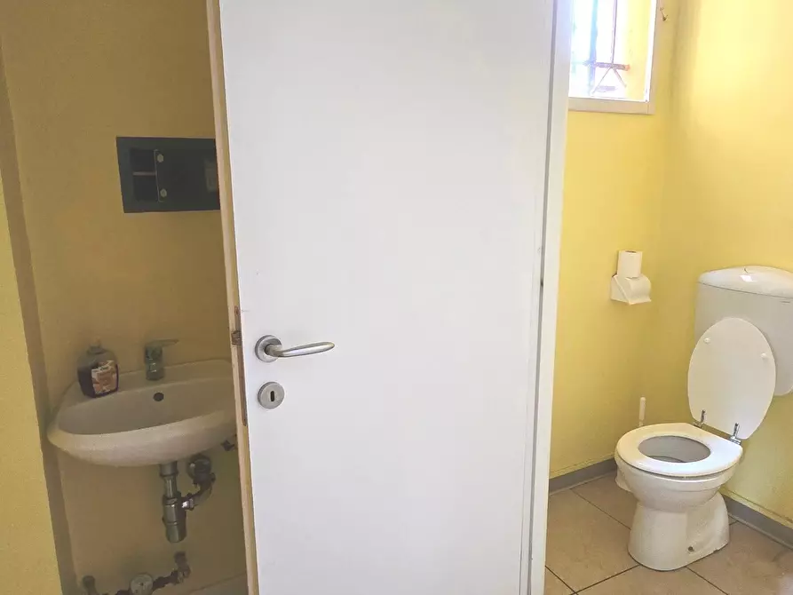 Immagine 11 di Locale commerciale in affitto  a Bologna