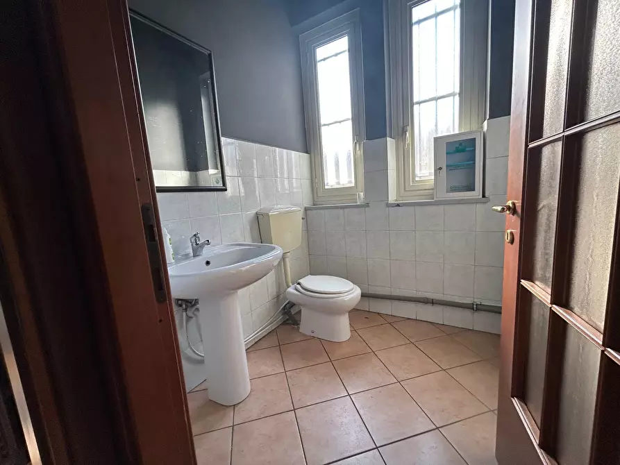 Immagine 18 di Locale commerciale in vendita  in Viale Giovanni XXIII 5 a Beinasco