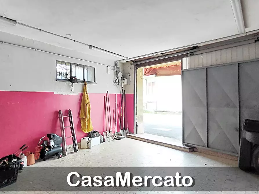 Immagine 8 di Locale commerciale in vendita  in Via Monte Pennolo a Rocca Di Papa