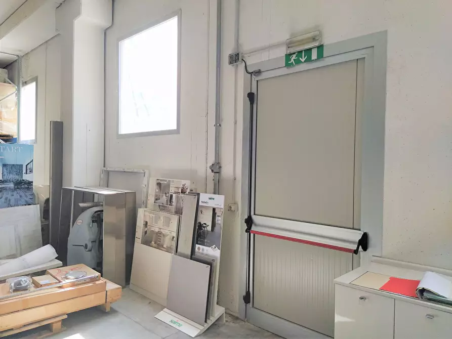 Immagine 14 di Locale commerciale in vendita  a Spinetoli