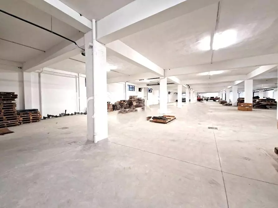 Immagine 7 di Capannone industriale in affitto  a Roma