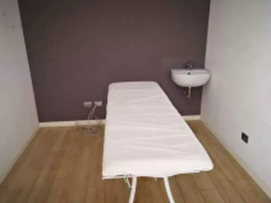 Immagine 4 di Locale commerciale in vendita  in Contrada Pace a Tolentino