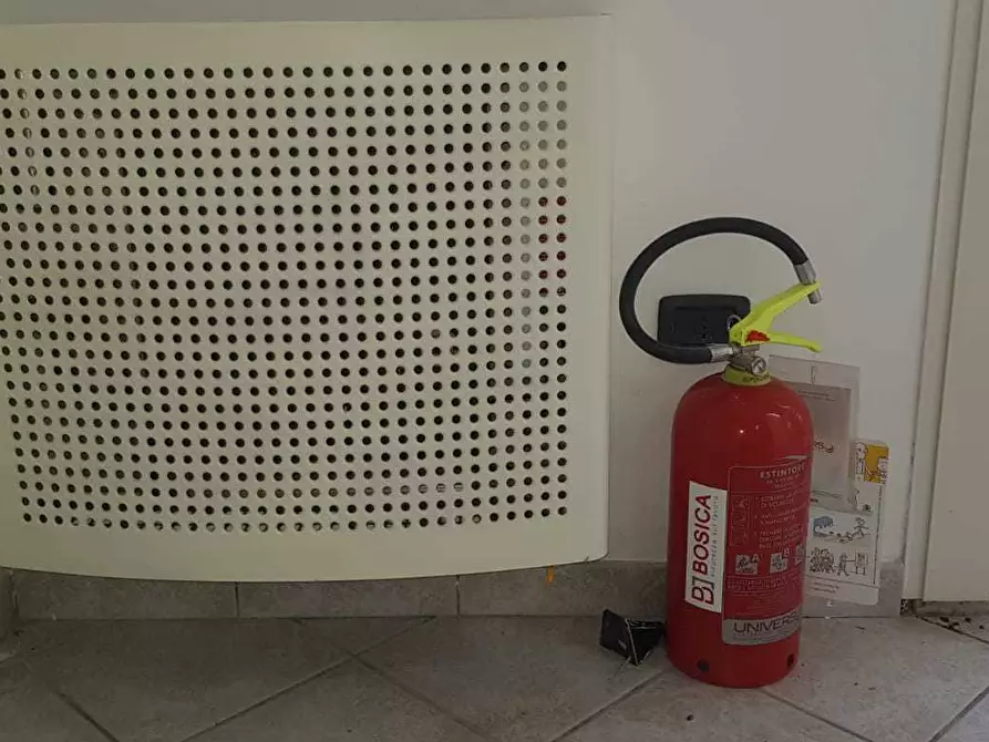 Immagine 17 di Laboratorio in vendita  a Castorano