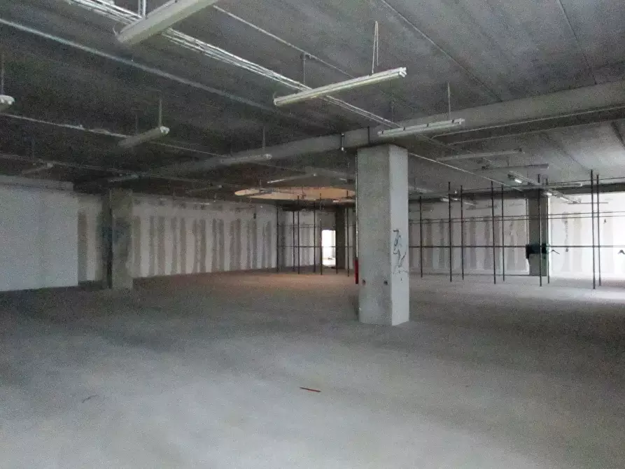 Immagine 2 di Locale commerciale in vendita  in VIA LUIGI EINUDI a Civitanova Marche