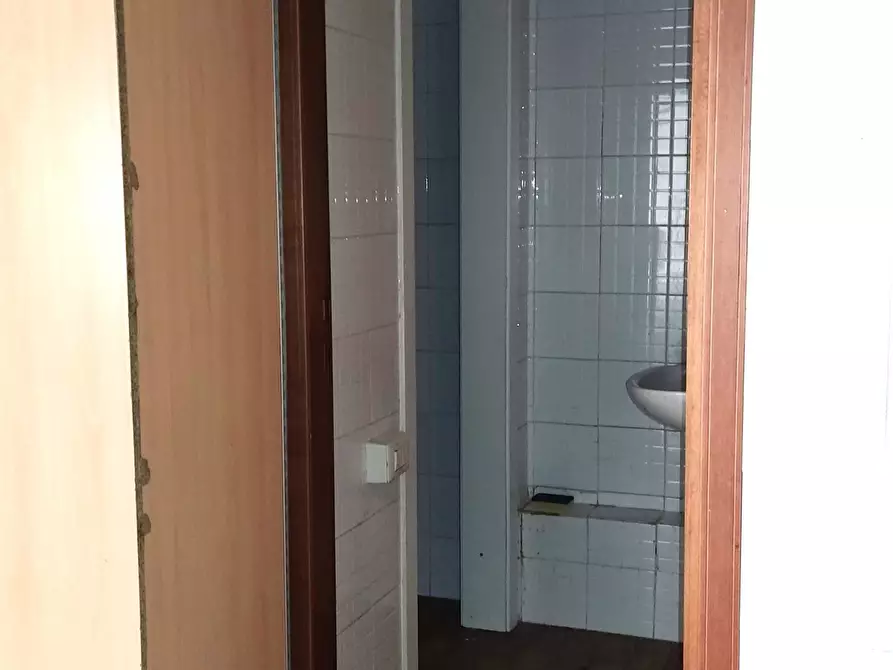 Immagine 9 di Locale commerciale in vendita  in via elpidien a Montegranaro