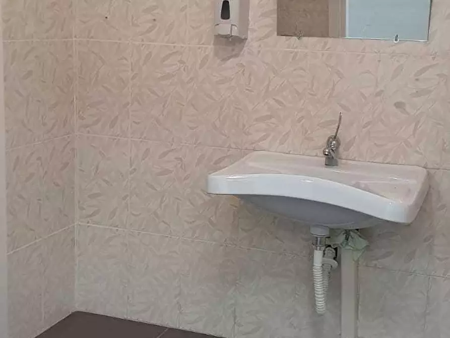 Immagine 22 di Locale commerciale in vendita  a Quartu Sant'elena