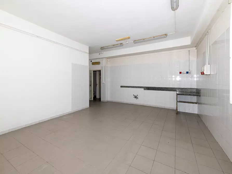 Immagine 11 di Locale commerciale in affitto  a Quartucciu