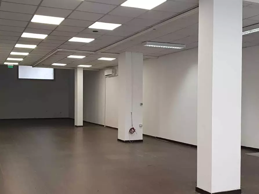 Immagine 12 di Locale commerciale in vendita  a Quartu Sant'elena